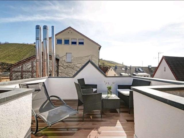 Schicke 3 Zimmer Dachgeschosswohnung mit Balkon & Weinbergblick in Stuttgart Untertürkheim!