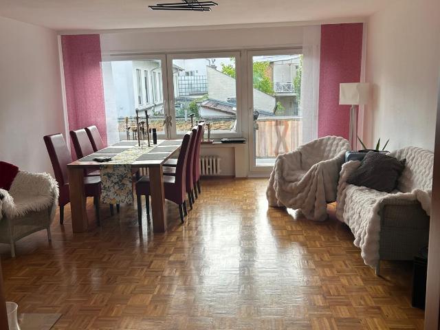 Schicke 3 Zimmer Wohnung mit geräumigen Balkon in Hochheim