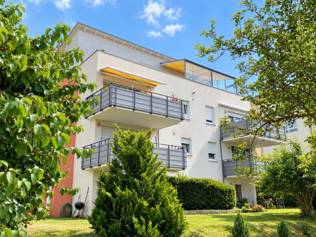 Schicke 4,5 Zimmerwohnung m. EBK u. überd. Südwestbalkon in herrlicher Ortsrandlage