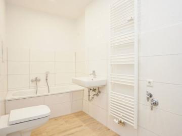Schickes Wannenbad mit Dusche I Aufzug & Balkon