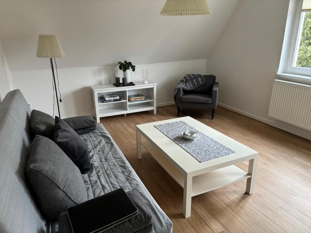 Schinkel Ost, möblierte helle 3 Zimmer Wohnung im Dachgeschoss eines Zweifamilienhauses