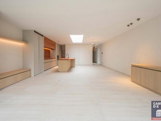 Schitterend afgewerkte nieuwbouwwoning, zeer centraal gelegen, op enkele passen van de groentemarkt