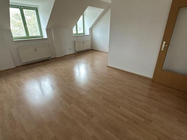 Schlafzi. hofseitig EBK vorhanden * Bad mit Fenster frei ab 1.7.26