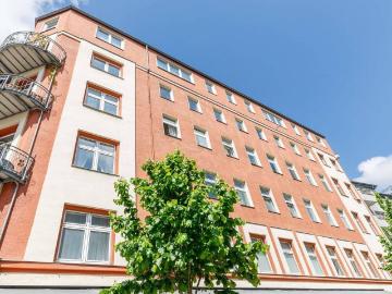 Schlesischer Busch Helle, großzügige Altbauwohnung mit Balkon zwischen Oberbaumbrücke & Badeschiff