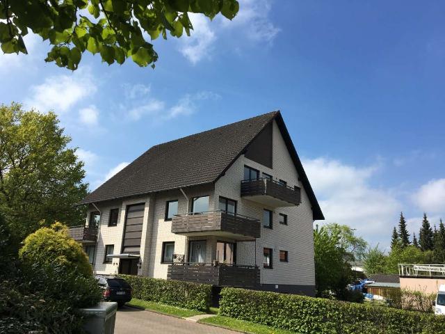 Schlichte Fassade mit Top Wohnung