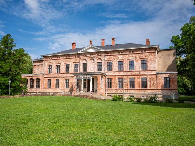 Schloss mit Parkanlage sucht neue Visionäre