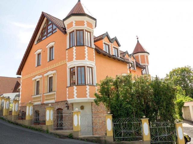 Schlossartiges MFH/Mehrgenerationenhaus, gehoben und attraktive Rendite