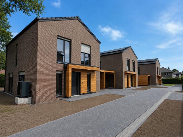Schlüsselfertiges Einfamilienhaus mit Carport KfN Standard