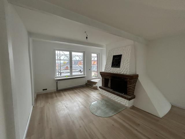 Schlutuper Kirchstraße, Beste Lage, weitläufige Wohnung mit Charme