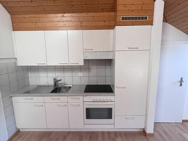 Schmucke 2 Zimmer Dachwohnung in Bahnhofsnähe