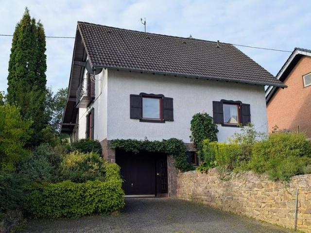 Schmuckes, bezugsfertiges Eifel Landhaus mit Garten in Südlage