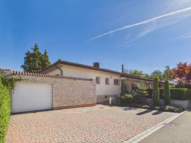 SCHMUCKES EINFAMILIENHAUS IM BUNGALOWSTIL