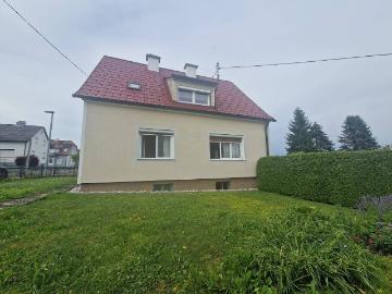 SCHMUCKES HAUS MIT GROSSEN GARTEN