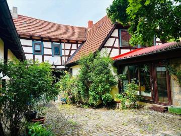 Schmuckstück im Herzen der Stadt! Viel Platz bietender VIERSEITHOF mit Nebengebäuden und Garten auf einem 1200m² großen Grund