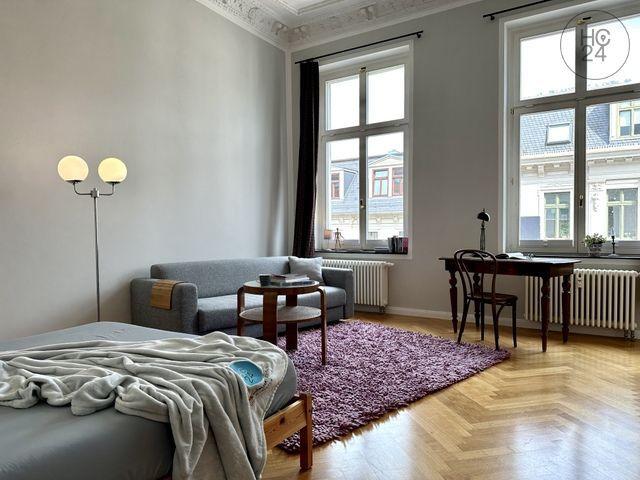 Schmuckstück im Waldstraßenviertel: Möbliertes Apartment mit Parkettboden und Stuckdecke