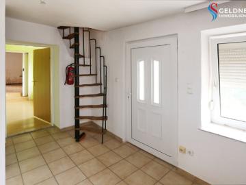 Schnäppchen! Altes Haus, 5 Zi, teilweise renoviert, Fenster & Türen erneuert, Dach neu eingedeckt, Carport
