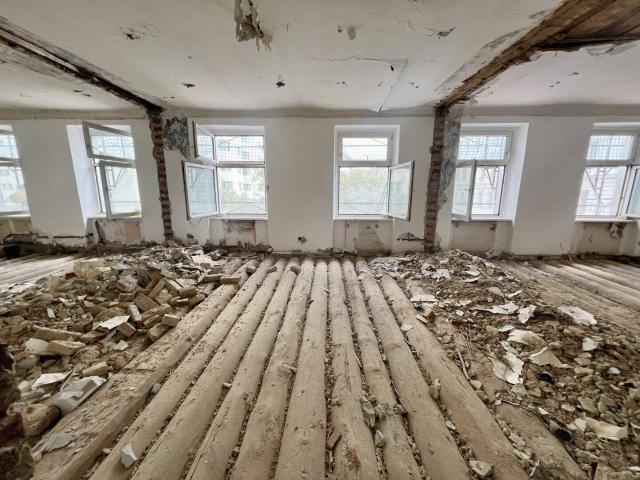 Schnäppchen! Entkernte 2,5 Zimmer Wohnung mit 2 separat begehbaren Zimmern und großem Gestaltungspotenzial!