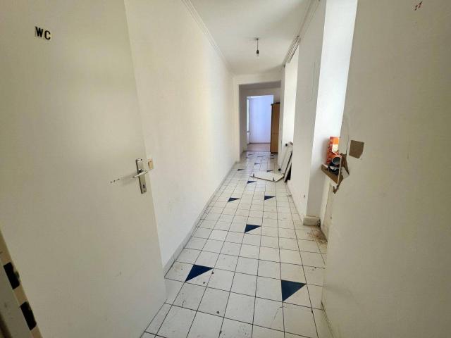 Schnäppchen! Sanierungsbedürftige 2,5 Zimmer Wohnung im 2.ten Liftstock