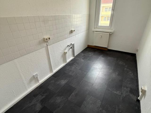 Schnapper: 16 WE,910qm Wfl, Plattenbau aus 1989 in idyllischer Lage, saniert