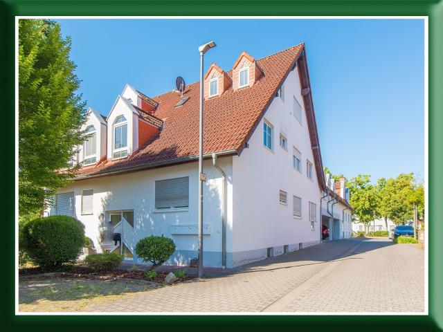 Schnuckelige, helle, offene 3 Zimmer Dachgeschosswohnung mit 3 PKW Stellplätzen