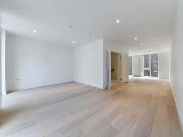 Schooner Road, Royal Wharf, London E16, 4 bed town house to rent, £4,500 pcm | PrimeLocation
