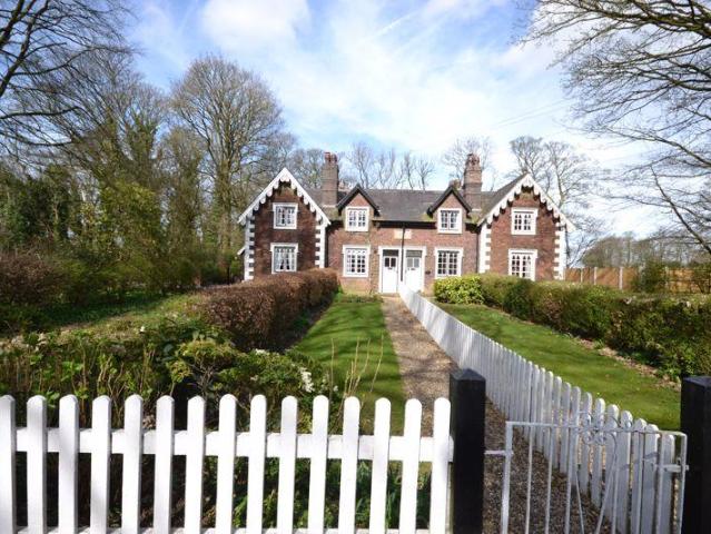 School Lane, Wigan WN2 2 bed terraced house to rent £1,300 pcm £300 pw