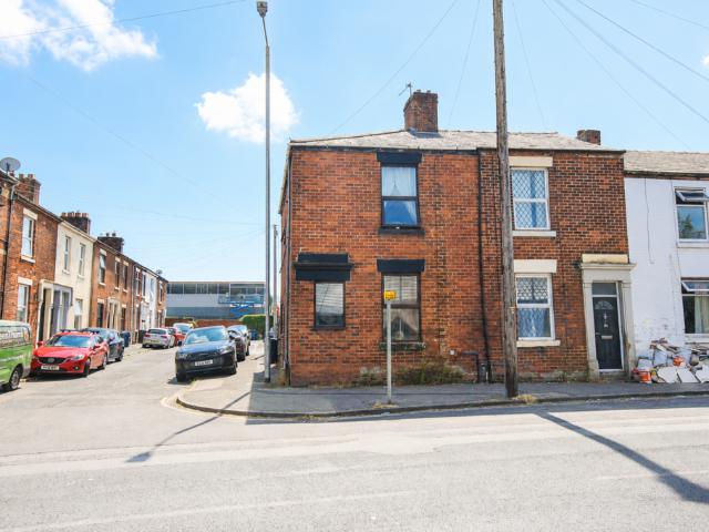 School Lane, Bamber Bridge, Preston, PR5 2 bed terraced house to rent £800 pcm £185 pw