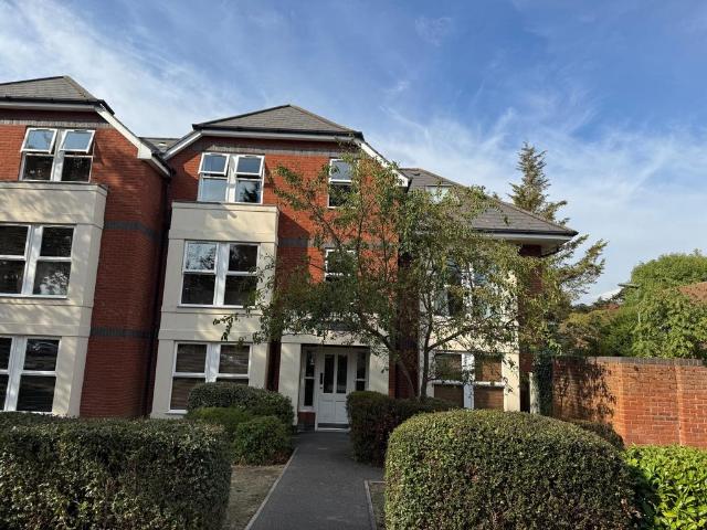 School Lane, Egham, Surrey, TW20 9GF. 2 bed flat to rent £1,500 pcm £346 pw