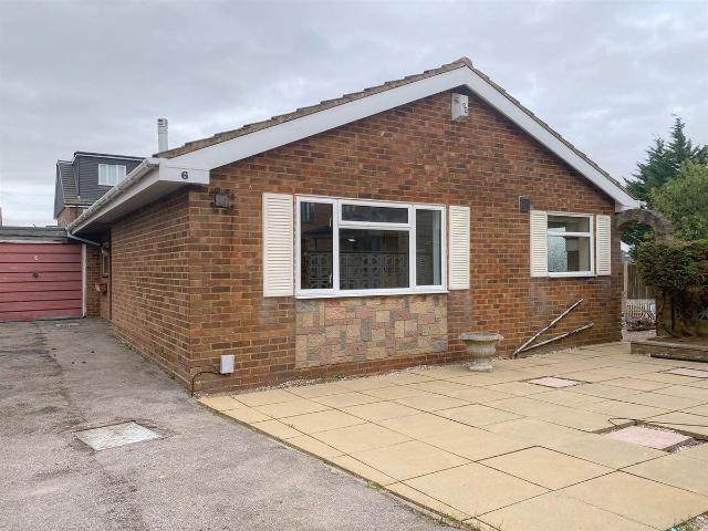 School Lane, Luton LU4, 2 bed detached bungalow to rent, £1,450 pcm | PrimeLocation