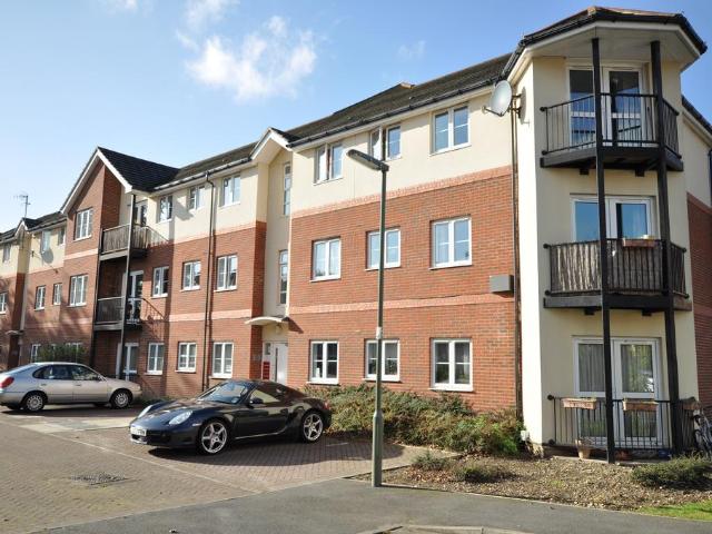 School Meadow, Guildford, Surrey, GU2 2 bed apartment to rent £1,650 pcm £381 pw