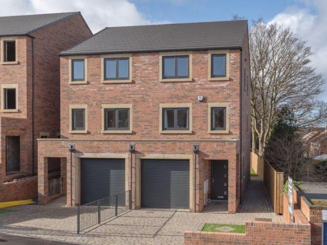 School Street, Whickham, Newcastle. 4 bed townhouse to rent £1,850 pcm £427 pw