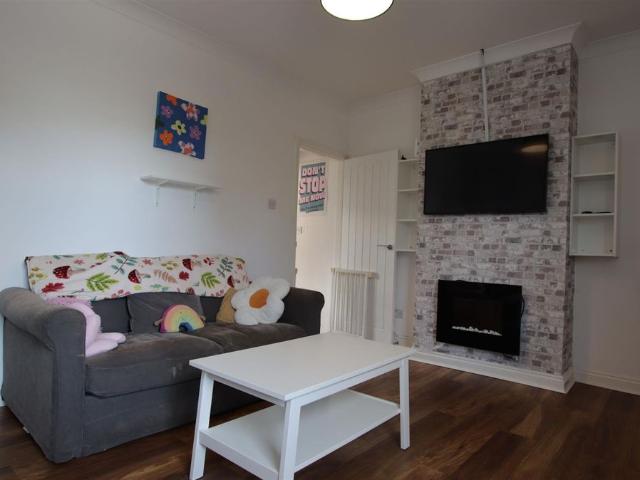 School Road, Tilehurst RG31, 1 bed flat to rent, £950 pcm | PrimeLocation