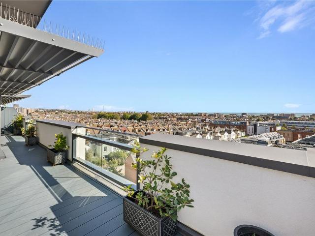 School Road, Hove, East Sussex, BN3 3 bed penthouse to rent £2,500 pcm £577 pw