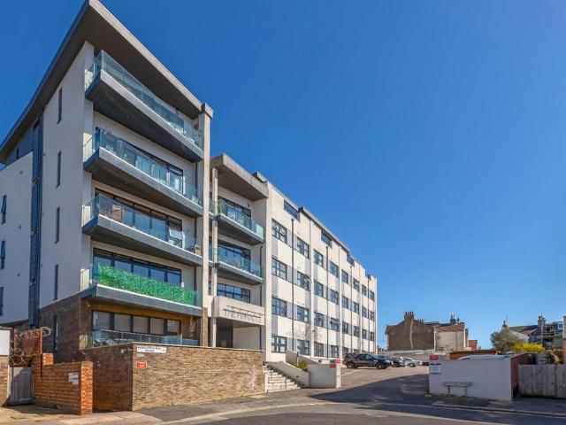 School Road, Hove 3 bed penthouse to rent £3,000 pcm £692 pw