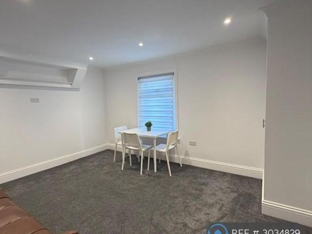 School Road, Reading, RG31 3 bed flat to rent £1,495 pcm £345 pw
