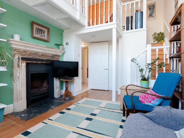 Schoolbell Mews, North Bow E3 2 bed apartment to rent £2,600 pcm £600 pw