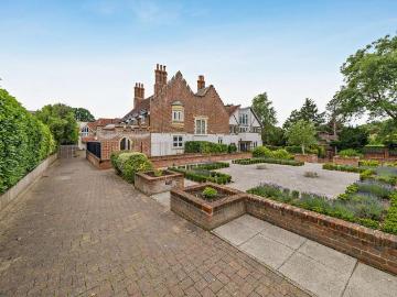 Scholars Walk, Gerrards Cross. 3 bed house to rent £3,500 pcm £808 pw