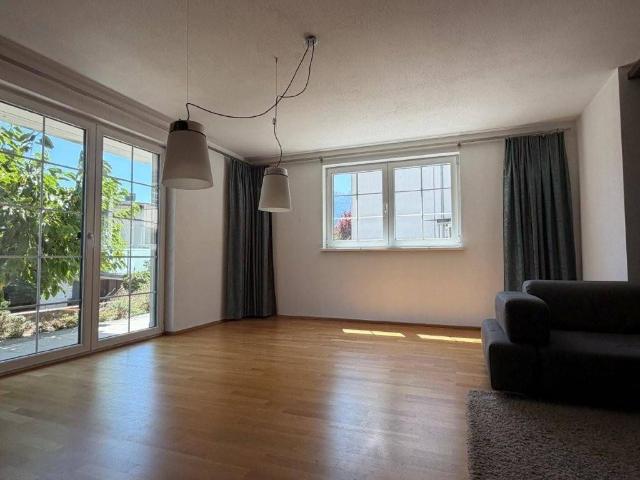 schön ausgestattete 3 Zimmerwohnung mit großer SW Terrasse, Eigengarten und 2xTG Platz