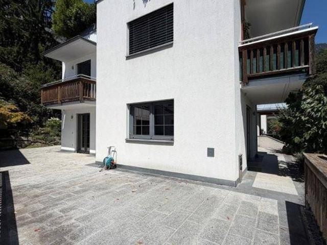 schön ausgestattete 3 Zimmerwohnung mit großer SW Terrasse, Eigengarten und 2xTG Platz