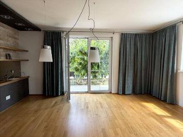 schön ausgestattete 3 Zimmerwohnung mit großer SW Terrasse, Eigengarten und 2xTG Platz in Ibk/Kranebitten