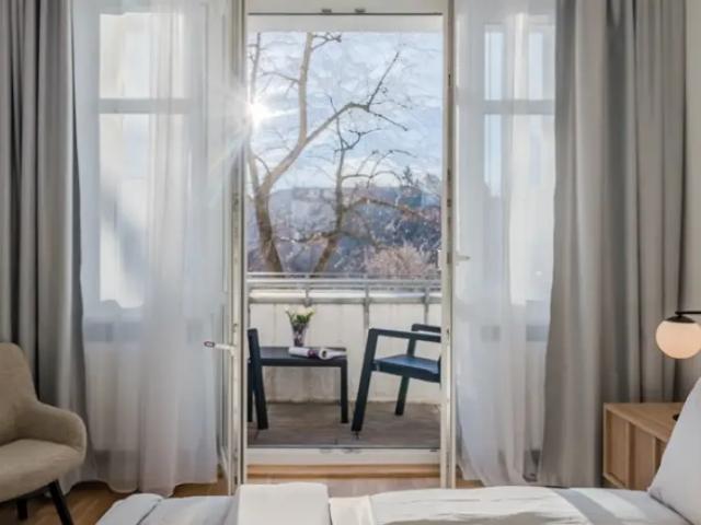 Geräumige, voll möblierte 2 Zimmer Wohnung mit Balkon
