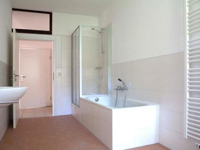 Schön geschnitten und hell! Großzügige 3 Zimmer Wohnung mit Südbalkon