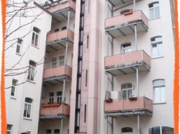 Schön geschnittene 3 Zimmer Wohnung mit EINBAUKÜCHE, Personenaufzug, BALKON und Gäste WC zu vermieten!