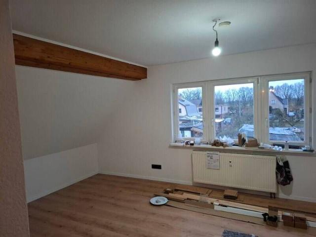 Schön geschnittene 2 Raumwohnung im DG/ anderthalb Treppen hoch/ 4 Nachbarn