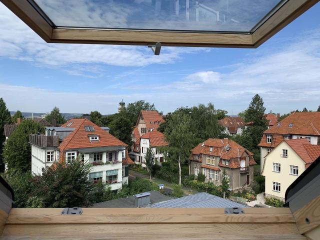 Schön geschnittene Dachgeschosswohnung mit EBK
