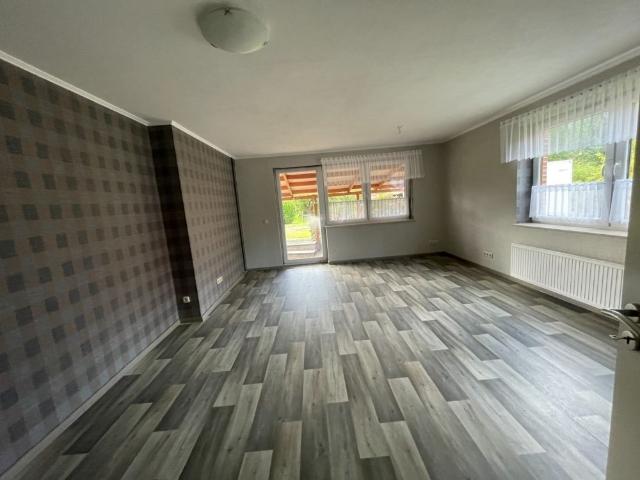 Schön geschnittene Wohnung mit Garten und überdachter Terrasse