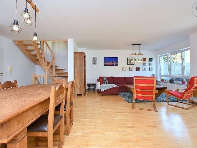 Schön möblierte Doppelhaushälfte mit Terrasse und Garten in Stuttgart Schönberg
