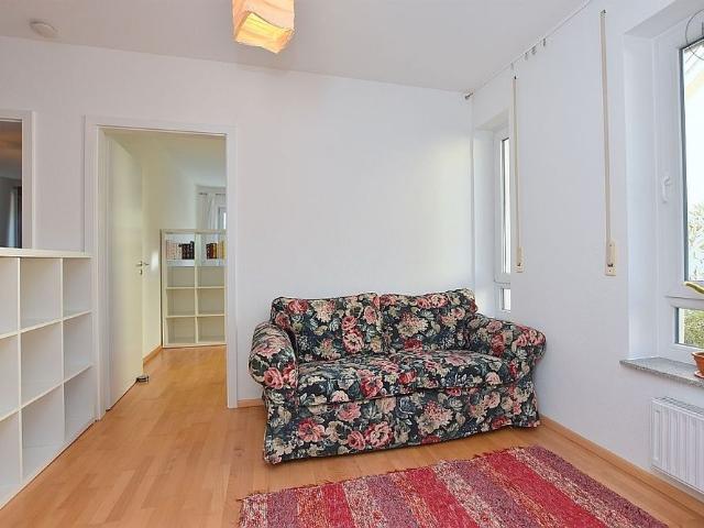 Schön möblierte Doppelhaushälfte mit Terrasse und Garten in Stuttgart Schönberg