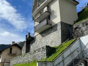 Schön renovierte 2,5 Zimmerwohnung sehr sonnige, ruhige Lage / Sehr schönes renoviertes 2,5 Zimmer Apartment, ruhig, sonnig mit schöner Aussicht