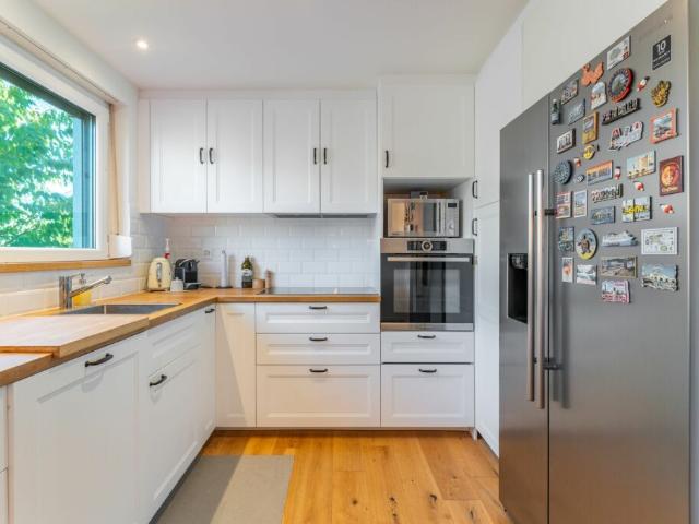 Schön renovierte 3.5 Zimmer Wohnung ideal für Singles, Paare & Pendler